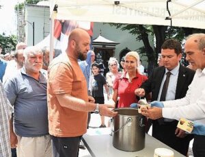 Lider Aydın vatandaşlara aşure dağıttı