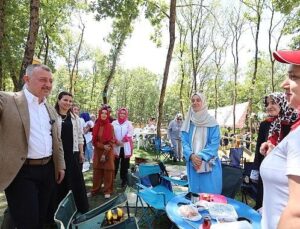 Lider Büyükakın, Gebze’de annelerin pikniğine katıldı