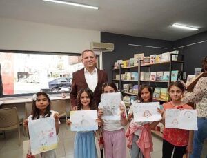 Minik Karikatüristler İş Başında! Ayvalık Belediyesi’nden Çocuklara Renkli Bir Yaz Atölyesi