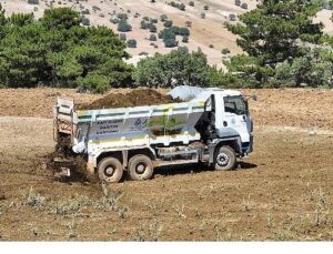 Selçuklu Belediyesi Üreticilere Kamyon Üzeri Gübre Dağıtım Makinesi ile Kolaylık Sağlıyor