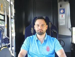 Seyir Halindeyken Fark Etti, Aracını Durdurdu, Koşarak İndi, Yanmakta Olan Türk Bayrağını Elleriyle Söndürdü
