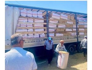 Urla Belediyesinden Zeytineli’ne 19 Ton Saman Takviyesi