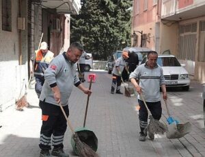 Zeytinburnu Sokaklarında Serinleten Yaz Paklığı
