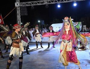 8 Ülke Torbalı’da Buluştu: Halk Dansları Geceye Damga Vurdu