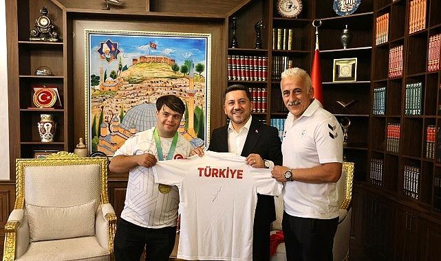 Avrupa Şampiyonu Ramazan Ünlü, Lider Arı’yı Ziyaret Etti