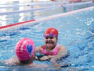 Buca’nın yıldızı Sporium yüzme kursları ile kapılarını açtı
