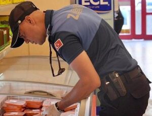 Burhaniye’de Son Kullanma Tarihi Geçmiş Besinler İmha Ediliyor