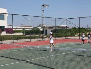 Büyükşehir Belediyesi Döşemealtı’nda yeni tenis kursu açtı
