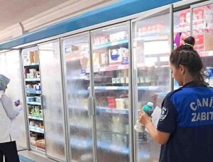 Canik Belediyesi Zabıta Müdürlüğü takımları, ilçedeki marketlerde satışa sunulan soğuk besin eserlerine yönelik kontrol gerçekleştirdi.