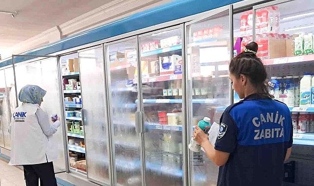 Canik Belediyesi Zabıta Müdürlüğü takımları, ilçedeki marketlerde satışa sunulan soğuk besin eserlerine yönelik kontrol gerçekleştirdi.
