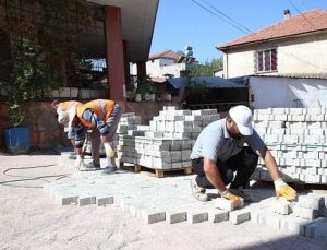 Çiğli’de yol ve park çalışmaları sürat kesmeden sürüyor
