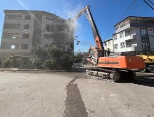 Derince’de ağır hasarlı binaya birinci kepçe vuruldu