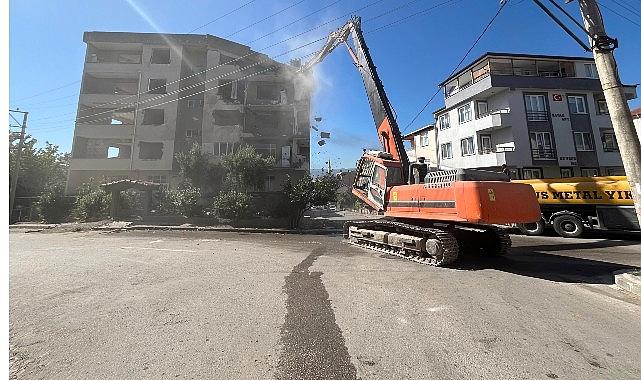 Derince’de ağır hasarlı binaya birinci kepçe vuruldu
