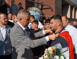 Gölcük Belediyesi Başpehlivanına Kutlama