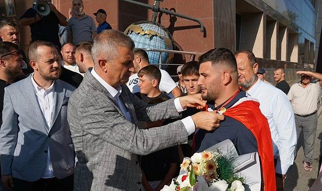 Gölcük Belediyesi Başpehlivanına Kutlama