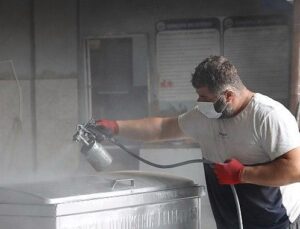 Kandıra Belediyesi, Çöp Konteynerlerini Tamir Ederek Tasarruf Sağlıyor