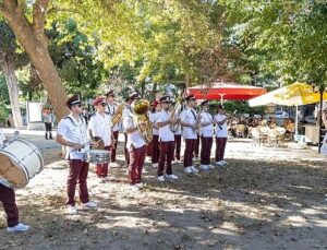 Karşıyaka Belediye Bandosu’ndan sokak konserleri