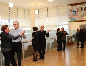 Karşıyaka Belediyesi’nden fiyatsız salon dansları kursu