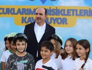 Lider Altay 40 Gün Sabah Namazına Giderek Bisiklet Kazanan Çocuklarla Buluştu
