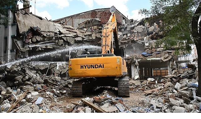 Lüleburgaz Belediyesi’nin eski hizmet binası yıkılıyor