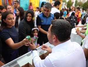 Rasim Başkan’dan Çocuklara Dondurma ve Limonata