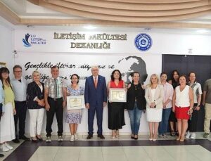Rektör Prof. Dr. Budak, İletişim Fakültesinin akreditasyon sevincine ortak oldu