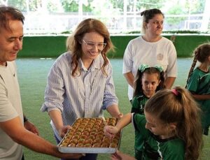 Abiş, minik sportmenler ve anneleriyle alanda buluştu