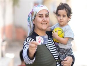Anne Kart sayesinde çocuklarıyla sokağa çıkabiliyorlar
