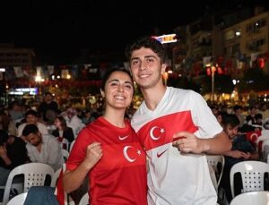 Ay-Yıldızlı coşku meydana sığmadı