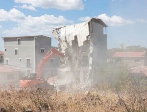 Bayraklı’da 5 katlı kaçak yapı yıkıldı