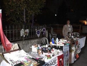 Bu sokakta cümbüş ve alışveriş bir ortada