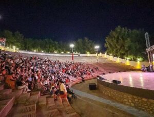Bucalı çocuklar Lider Görkem Dumanla sinema izledi
