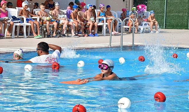 Çiğli Belediyesi’nden yüzme şenliği ve madalya merasimi