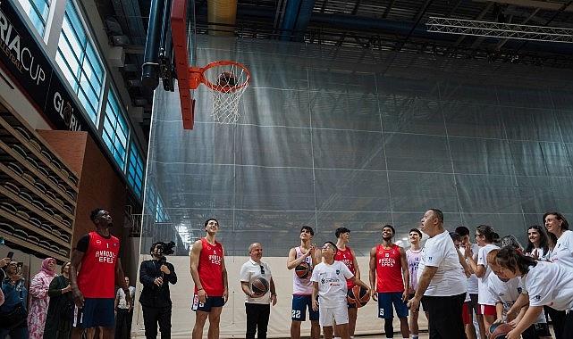 Corendon Turizm Kümesi ve ZİÇEV Çocukları, Anadolu Efes İdmanını Ziyaret Etti