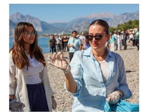 Denizden tekne kesimi şezlong ve araç lastiği çıktı