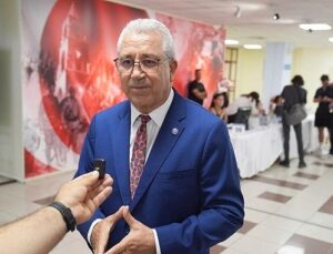 EÜ’de Rektör Prof. Dr. Budak çiçeği burnunda Egelilerin kayıt heyecanına ortak oldu