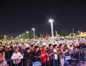 Ferdi Tayfur Müzikleri Bu Kere Açık Havada Binlerce Sanatseverle Buluştu