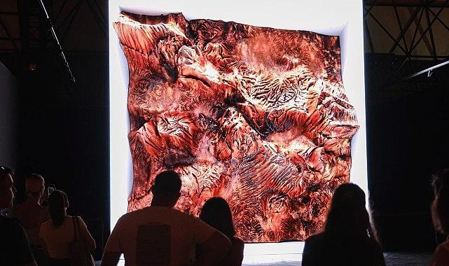 İzmir Enternasyonal Fuarı’nda Atatürk ve Refik Anadol stantlarına büyük ilgi