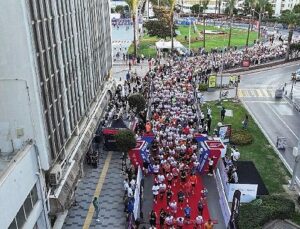 İzmir’de Memleketler arası 9 Eylül İzmir Yarı Maratonu renkli imajlara sahne oldu