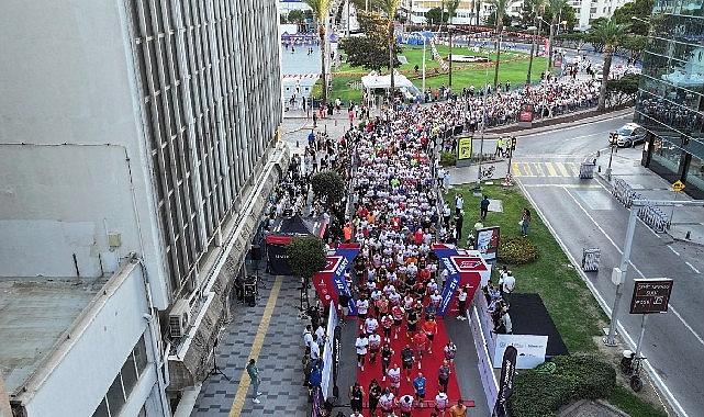 İzmir’de Memleketler arası 9 Eylül İzmir Yarı Maratonu renkli imajlara sahne oldu