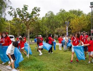 İzmirlilerden dünya rekoru için kıyı paklığı
