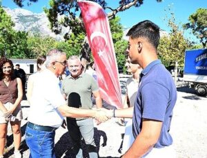 Kemer’de kıyı paklığı yapıldı