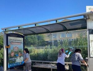 Kemer’de otobüs durakları temizleniyor