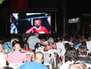 Kemer’de ulusal maç için dev ekran kuruldu