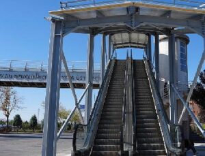 Konya Büyükşehir, Üniversite Öğrencilerinin Ağır Kullandığı Yaya Üst Geçidine Yürüyen Merdiven Kazandırdı