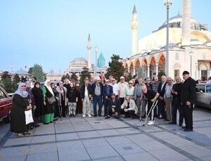 Konya Büyükşehir’den Huzurevi’ndeki Büyüklerimize Klasik Araçlar ve Açık Hava Sinemasıyla Nostaljik Sürpriz