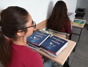 Kurs öğrencilerine fiyatsız kitapları dağıtıldı