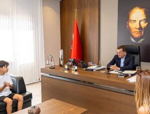 Lider Abdullah Özyiğit, minik çevreci Aras Kayretli ile buluştu