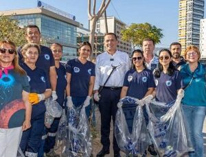Lider Özyiğit, vatandaşlarla birlikte etraf paklığı yaptı