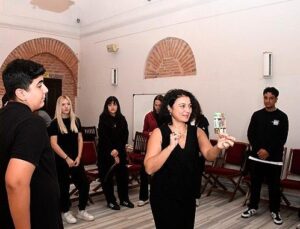 Osmangazi Belediyesi okutarak öğretiyor